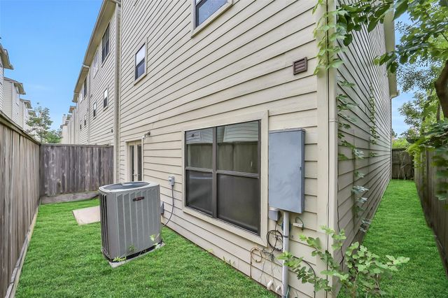 650 Westcross Street 70, Houston, TX 77018