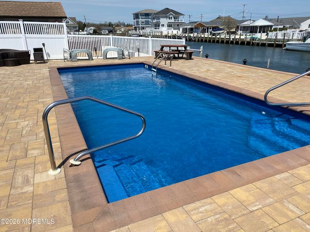 13 Jolly Roger Way, Waretown, NJ 08758