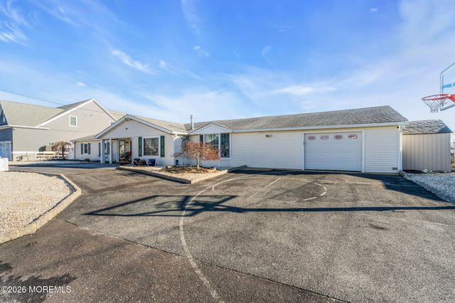 13 Jolly Roger Way, Waretown, NJ 08758