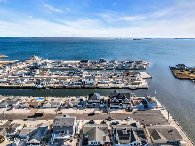 13 Jolly Roger Way, Waretown, NJ 08758