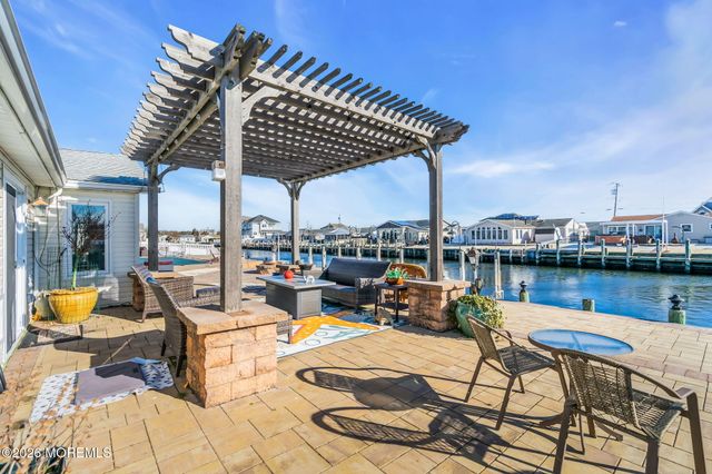 13 Jolly Roger Way, Waretown, NJ 08758