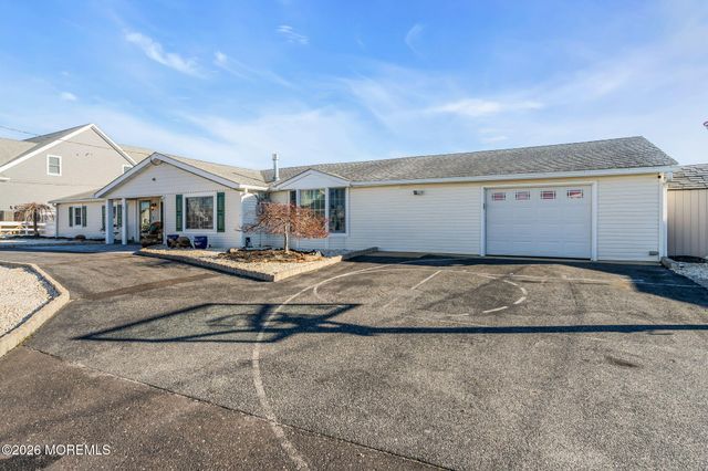 13 Jolly Roger Way, Waretown, NJ 08758