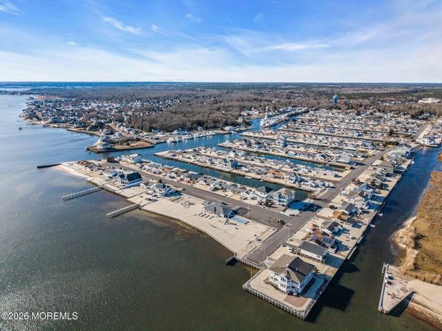 13 Jolly Roger Way, Waretown, NJ 08758