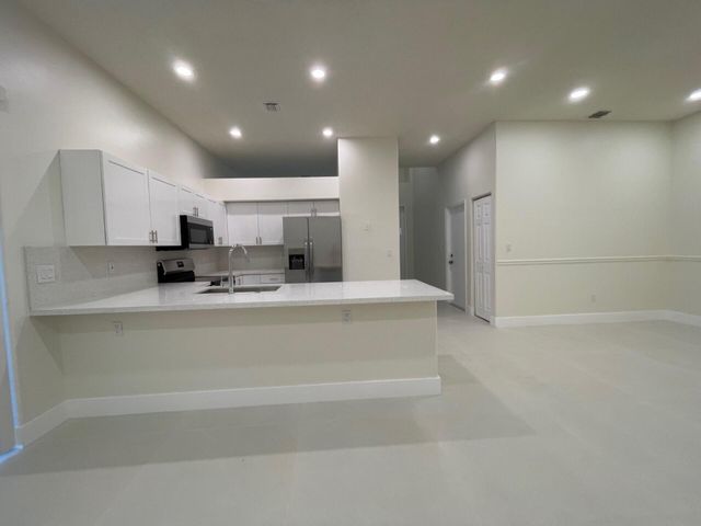 1806 NW 98th Avenue NW, Pembroke Pines, FL 33024