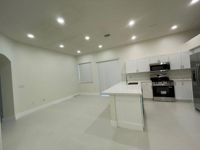 1806 NW 98th Avenue NW, Pembroke Pines, FL 33024