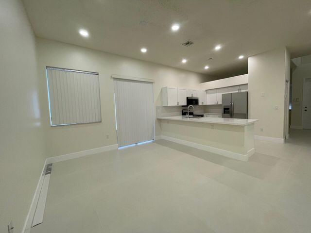 1806 NW 98th Avenue NW, Pembroke Pines, FL 33024