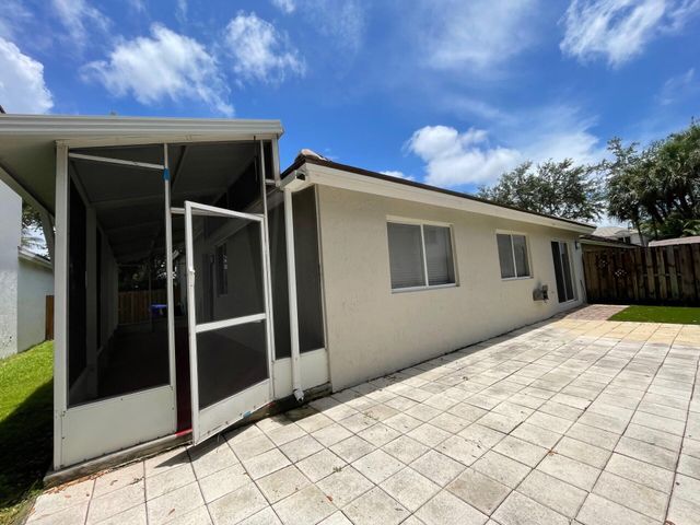 1806 NW 98th Avenue NW, Pembroke Pines, FL 33024