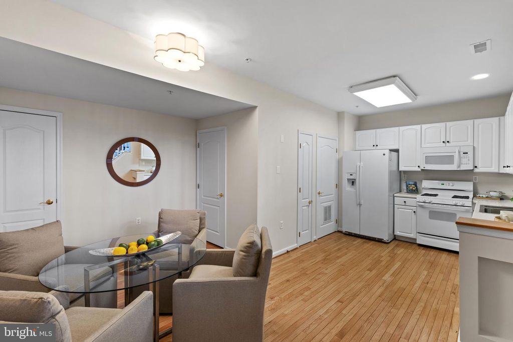 Image 11 of property listing at 2002 DAKOTA PL #2A, Annapolis, MD 21403