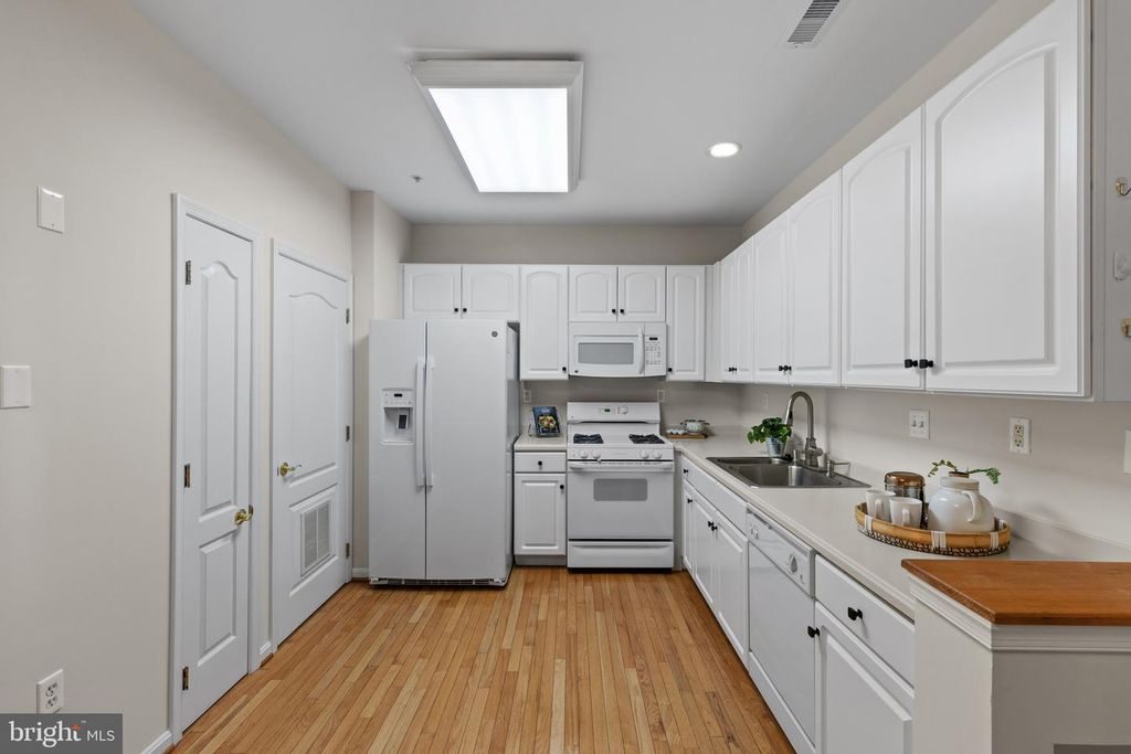 Image 12 of property listing at 2002 DAKOTA PL #2A, Annapolis, MD 21403