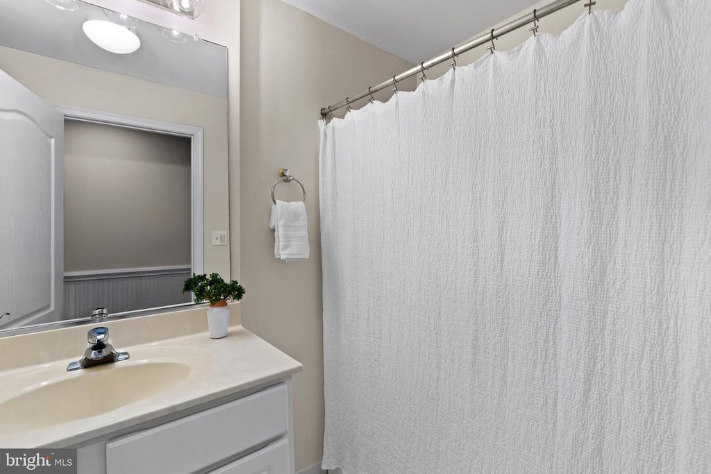 Image 20 of property listing at 2002 DAKOTA PL #2A, Annapolis, MD 21403