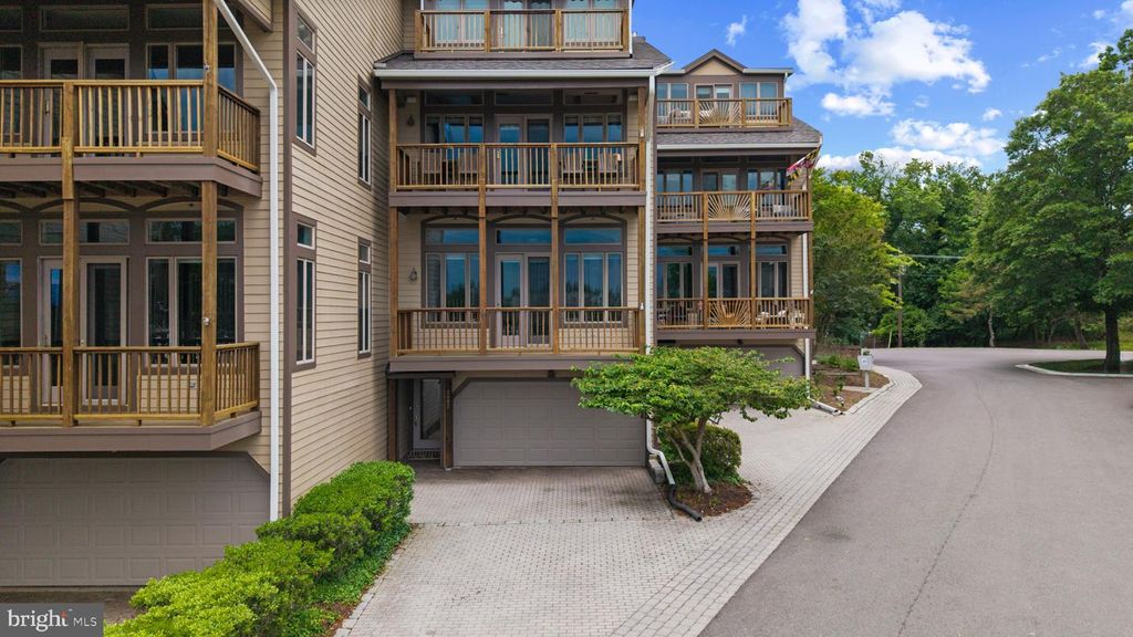 Image 3 of property listing at 2002 DAKOTA PL #2A, Annapolis, MD 21403
