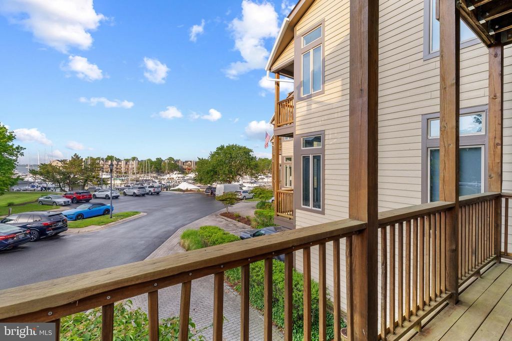 Image 8 of property listing at 2002 DAKOTA PL #2A, Annapolis, MD 21403