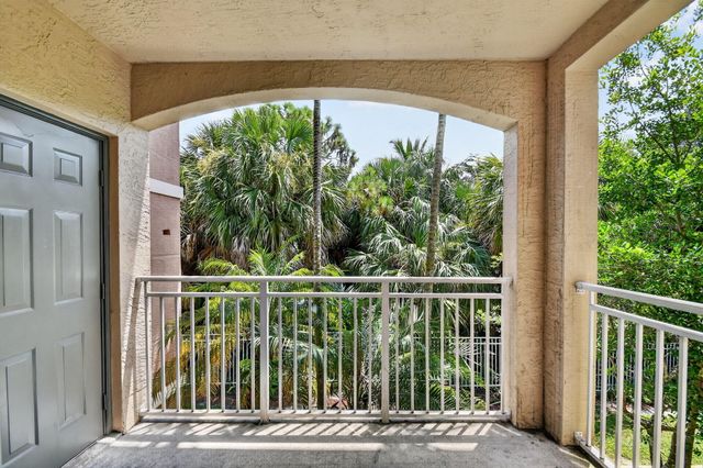 6370 EMERALD DUNES Drive 203, West Palm Beach, FL 33411