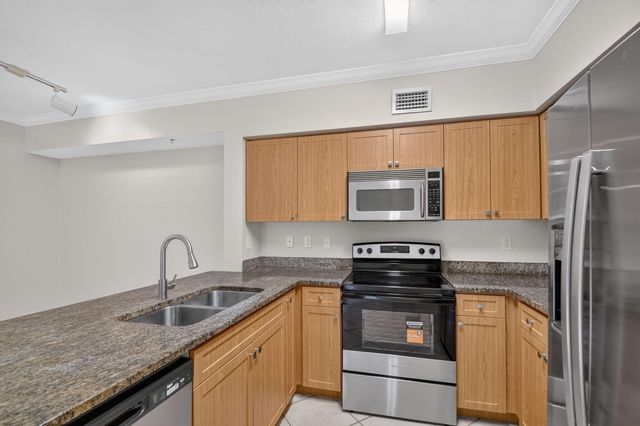 6370 EMERALD DUNES Drive 203, West Palm Beach, FL 33411