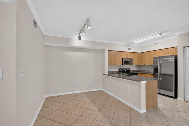6370 EMERALD DUNES Drive 203, West Palm Beach, FL 33411