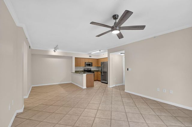 6370 EMERALD DUNES Drive 203, West Palm Beach, FL 33411