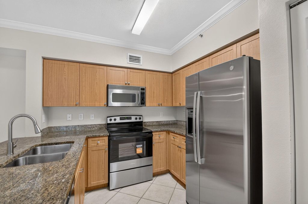 6370 EMERALD DUNES Drive 203, West Palm Beach, FL 33411