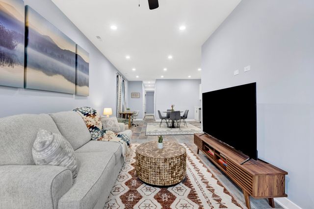 5843 W Corcoran Place, Chicago, IL 60644