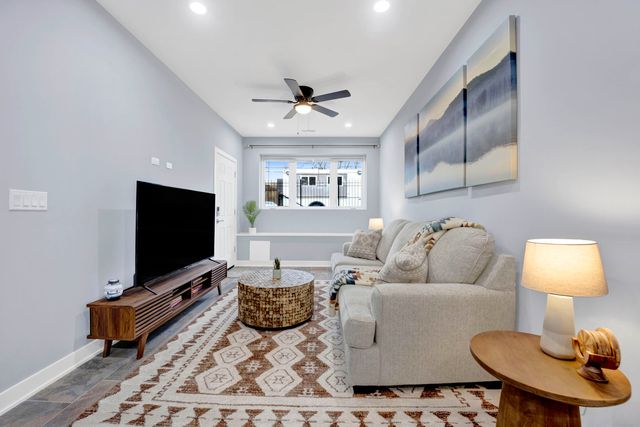 5843 W Corcoran Place, Chicago, IL 60644