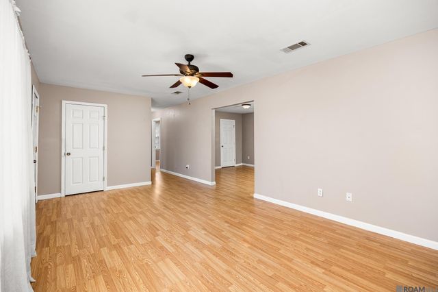 707 W Paul St, Gonzales, LA 70737