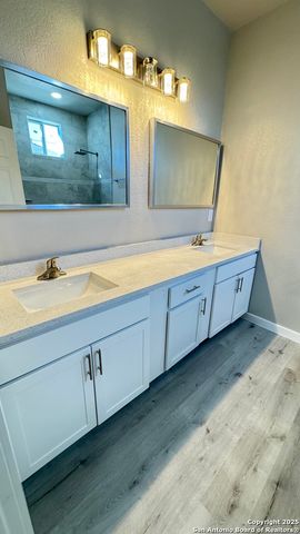 800 W RUSSELL PL, San Antonio, TX 78212