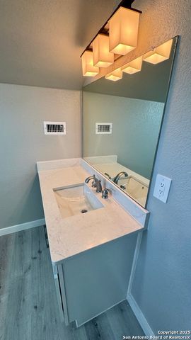 800 W RUSSELL PL, San Antonio, TX 78212