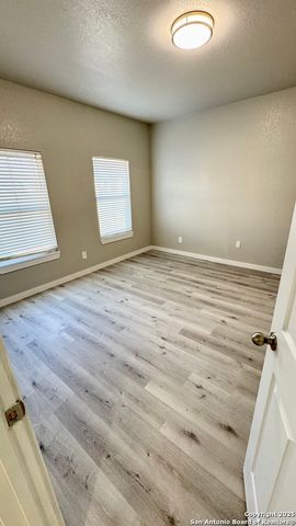 800 W RUSSELL PL, San Antonio, TX 78212