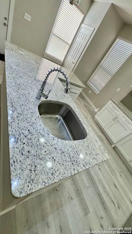 800 W RUSSELL PL, San Antonio, TX 78212