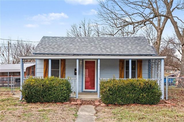 706 S Butler Drive, Harrisonville, MO 64701