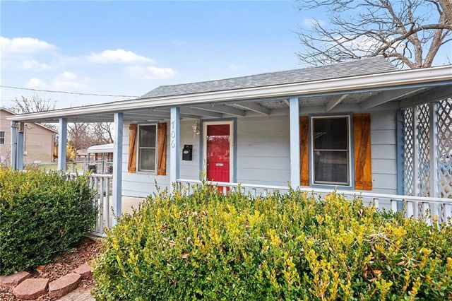 706 S Butler Drive, Harrisonville, MO 64701