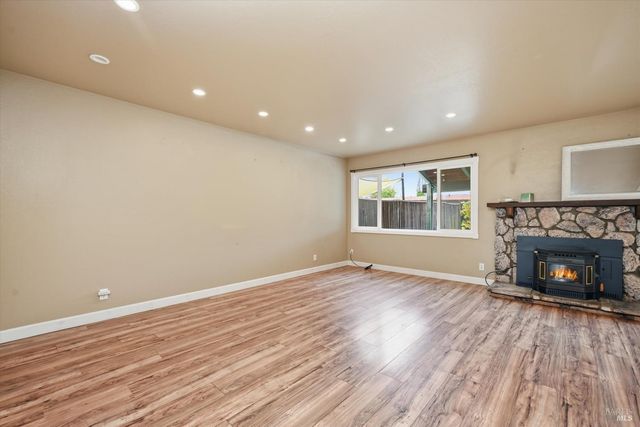 1633 Montana Vista St, Lakeport, CA 95453