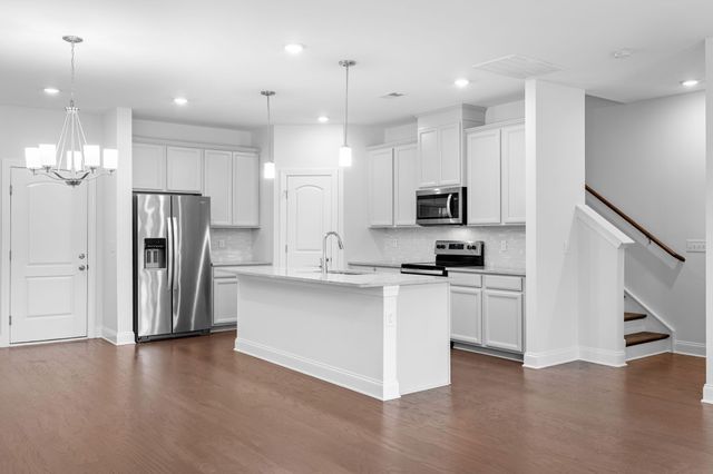 420 Palmetto Dr, Columbia, TN 38401