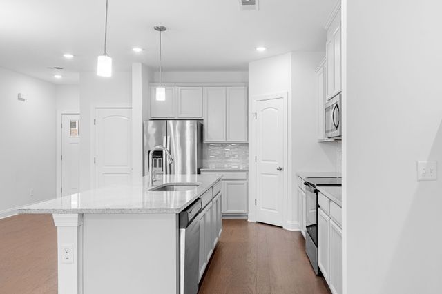 420 Palmetto Dr, Columbia, TN 38401