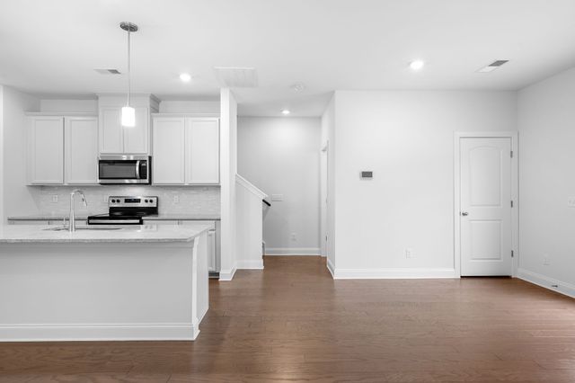 420 Palmetto Dr, Columbia, TN 38401