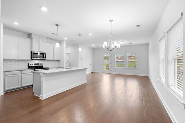 420 Palmetto Dr, Columbia, TN 38401