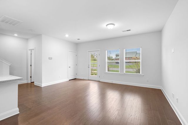 420 Palmetto Dr, Columbia, TN 38401