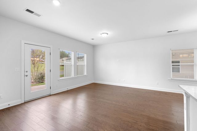 420 Palmetto Dr, Columbia, TN 38401