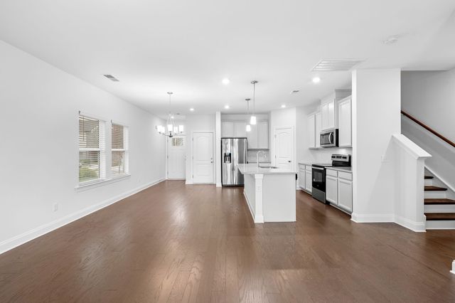 420 Palmetto Dr, Columbia, TN 38401