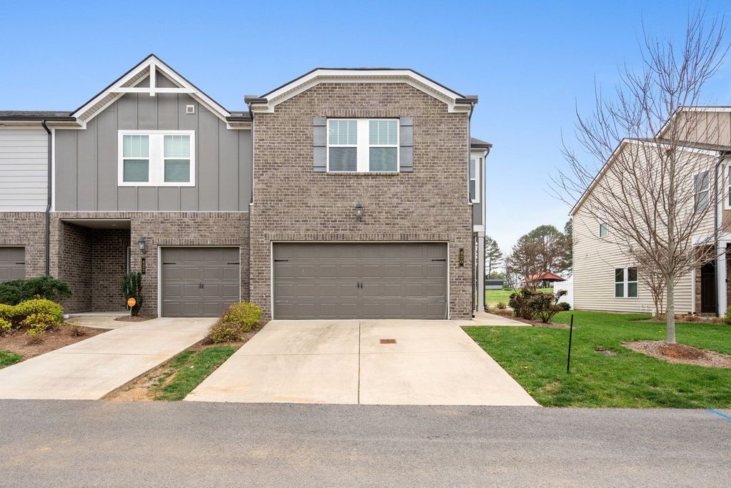 420 Palmetto Dr, Columbia, TN 38401