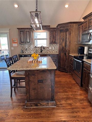 1212 Viola Street, Smithville, MO 64089