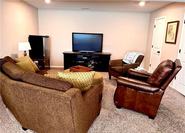 1212 Viola Street, Smithville, MO 64089