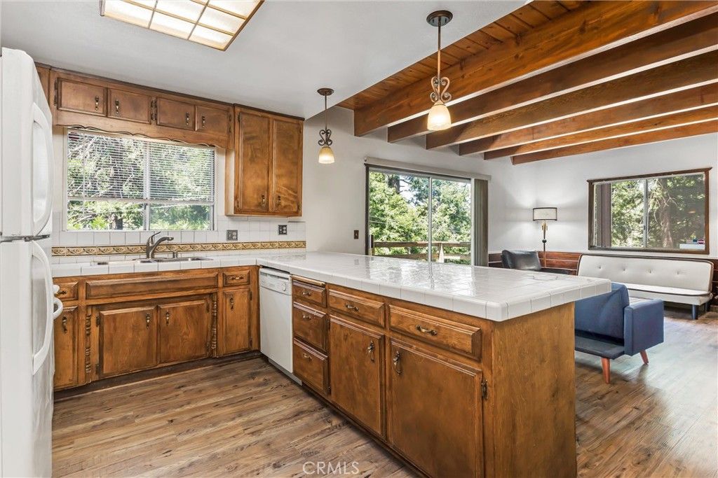 Image 12 of property listing at 24379 Horst, Crestline, CA 92325