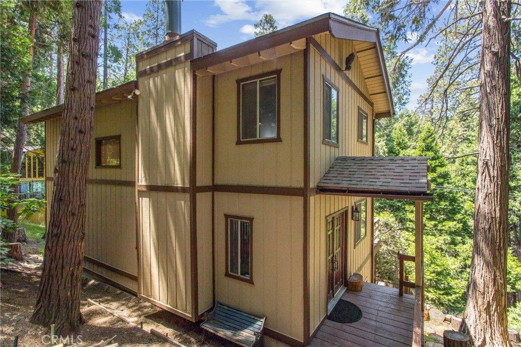 Image 2 of property listing at 24379 Horst, Crestline, CA 92325