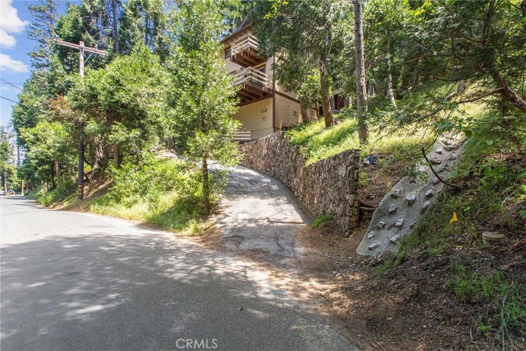 Image 3 of property listing at 24379 Horst, Crestline, CA 92325