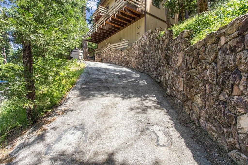 Image 4 of property listing at 24379 Horst, Crestline, CA 92325