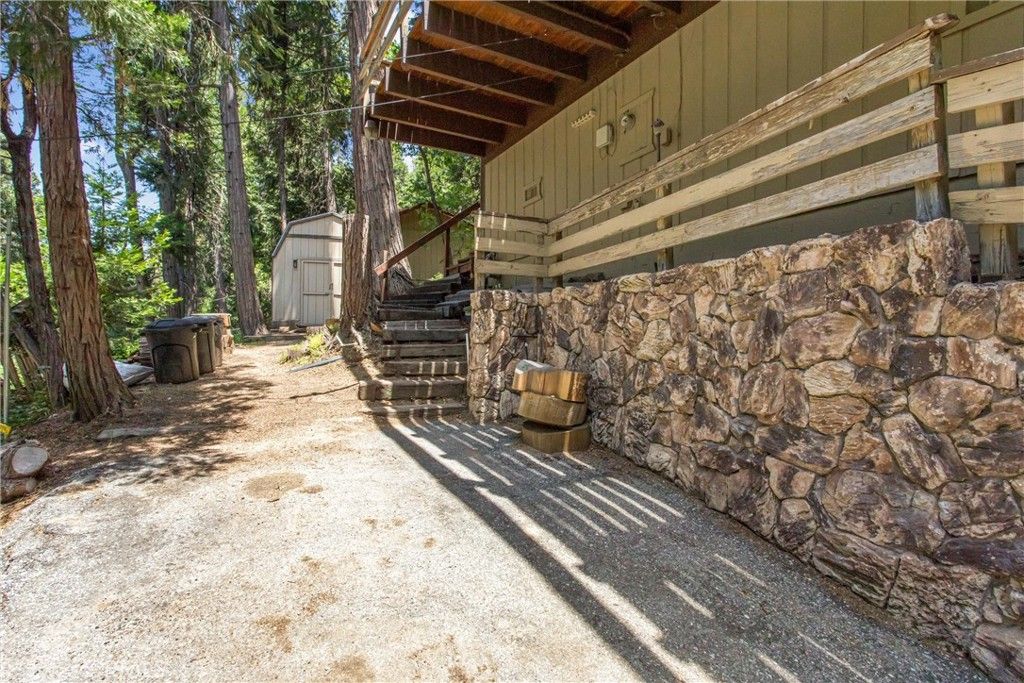 Image 5 of property listing at 24379 Horst, Crestline, CA 92325