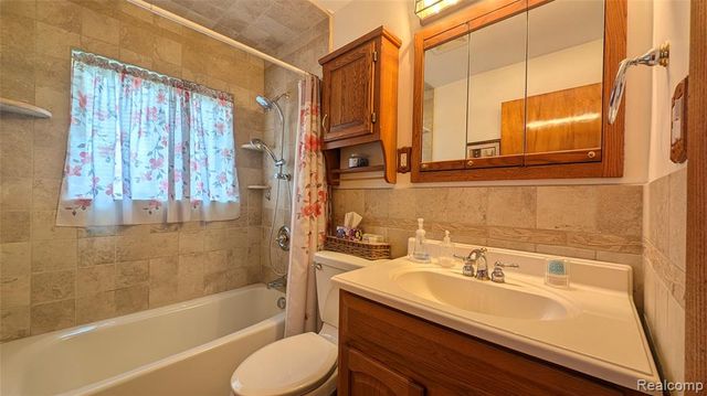 21562 Winshall Court, Saint Clair Shores, MI 48081