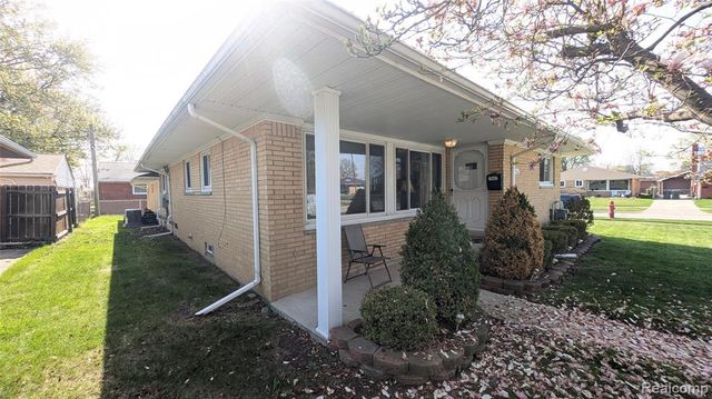 21562 Winshall Court, Saint Clair Shores, MI 48081