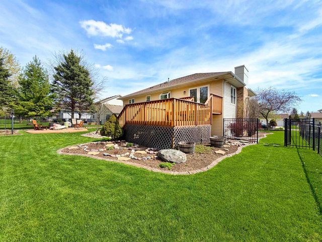 90 ROLLING GREEN CIRCLE, Oshkosh, WI 54904