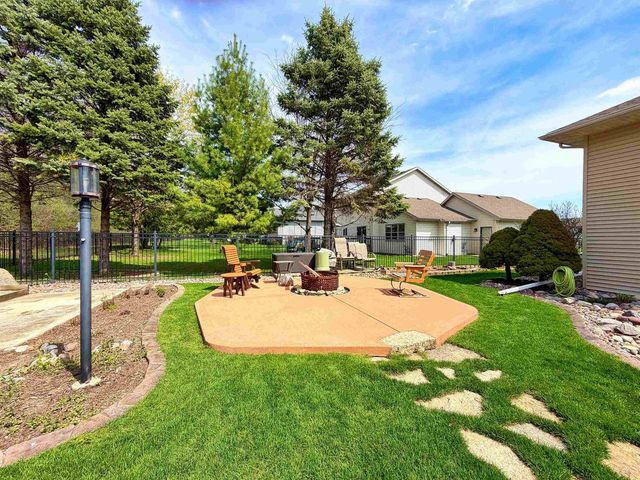90 ROLLING GREEN CIRCLE, Oshkosh, WI 54904